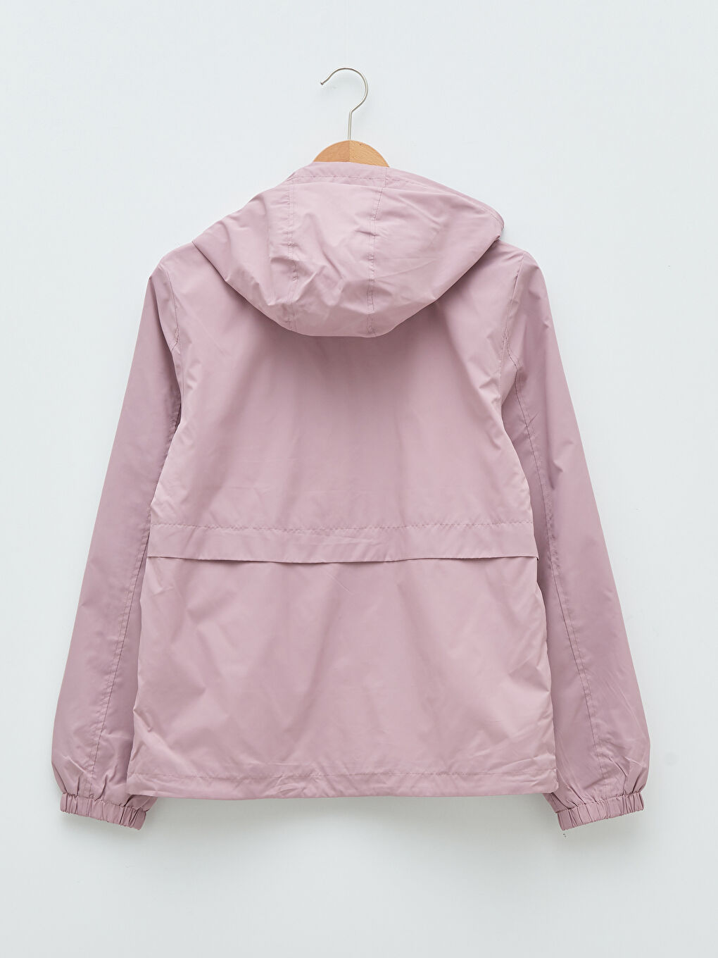 معطف مطر للسيدات بكابوش مستقيم بتفاصيل جيوب وكم طويل-7