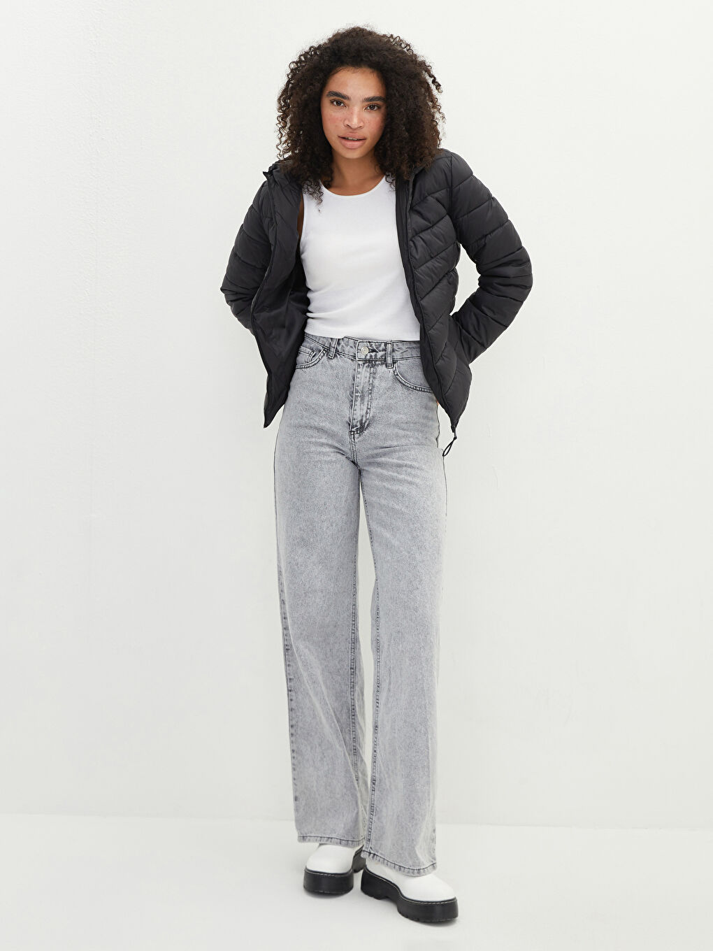 Siyah Kapüşonlu Düz Uzun Kollu Cep Detaylı Kadın Şişme Mont