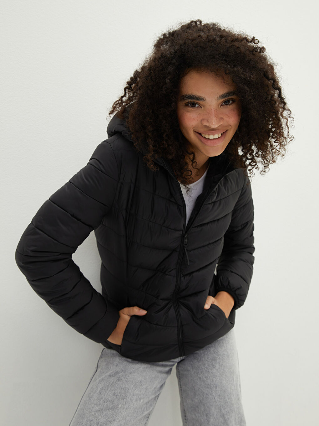 Siyah Kapüşonlu Düz Uzun Kollu Cep Detaylı Kadın Şişme Mont-1