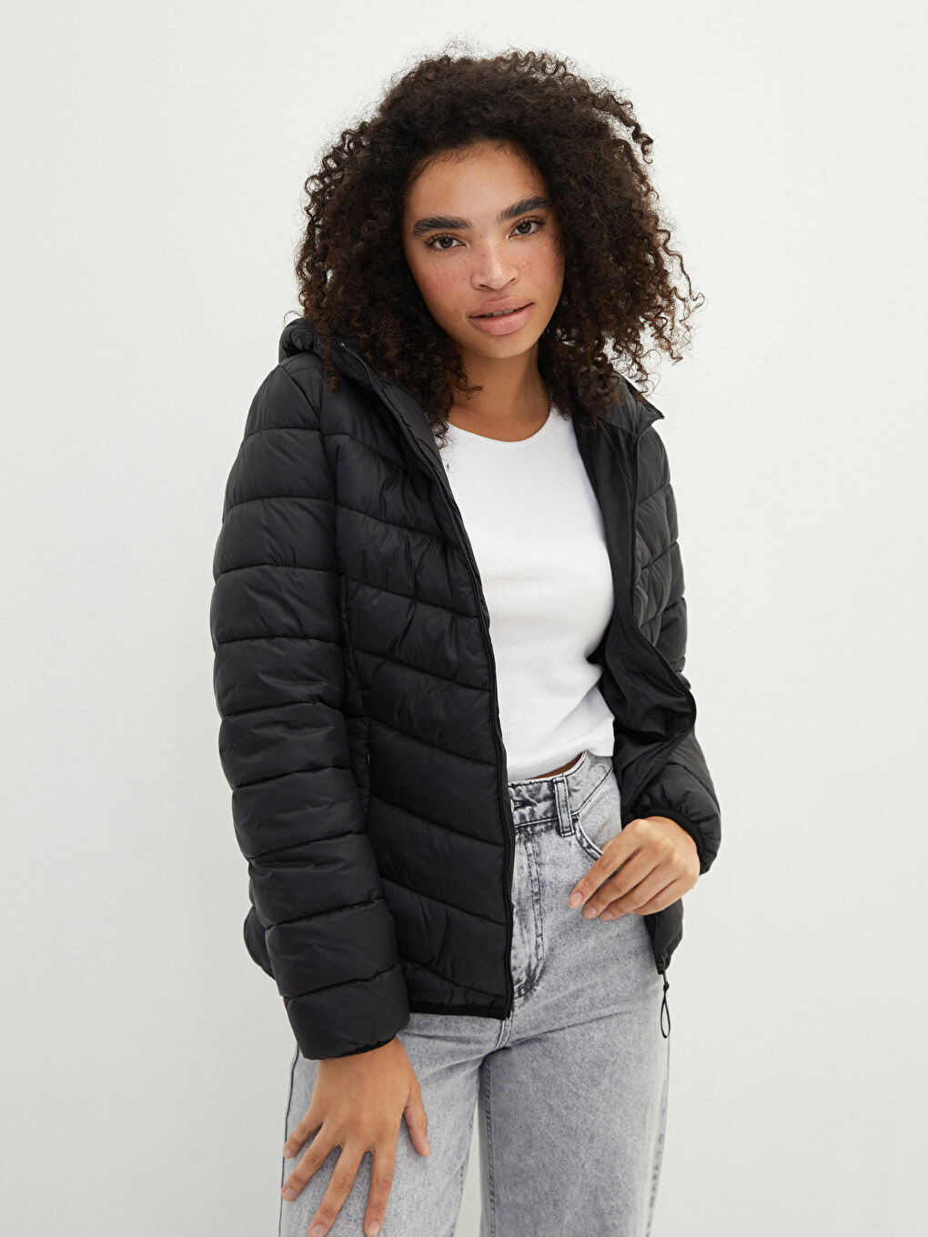 Siyah Kapüşonlu Düz Uzun Kollu Cep Detaylı Kadın Şişme Mont-2