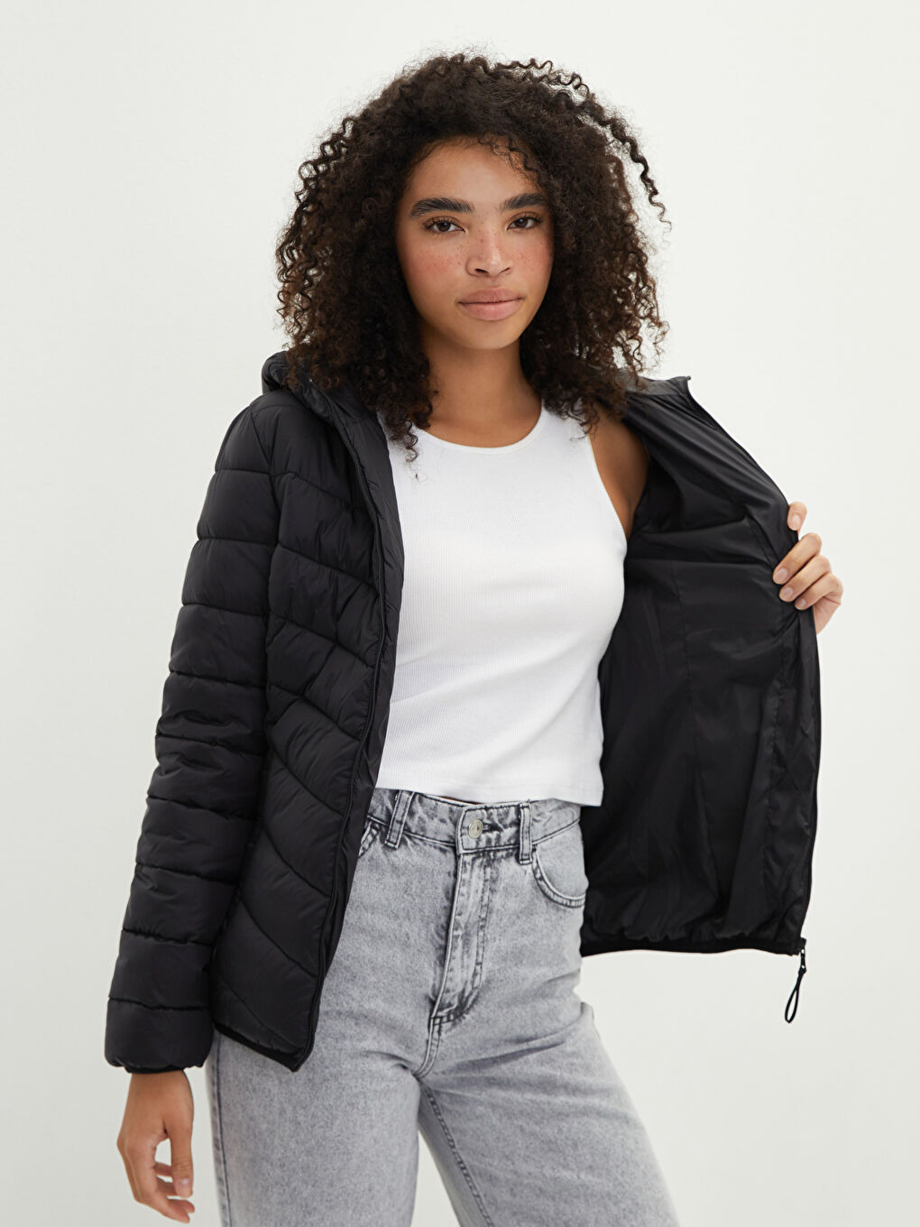 Siyah Kapüşonlu Düz Uzun Kollu Cep Detaylı Kadın Şişme Mont-3