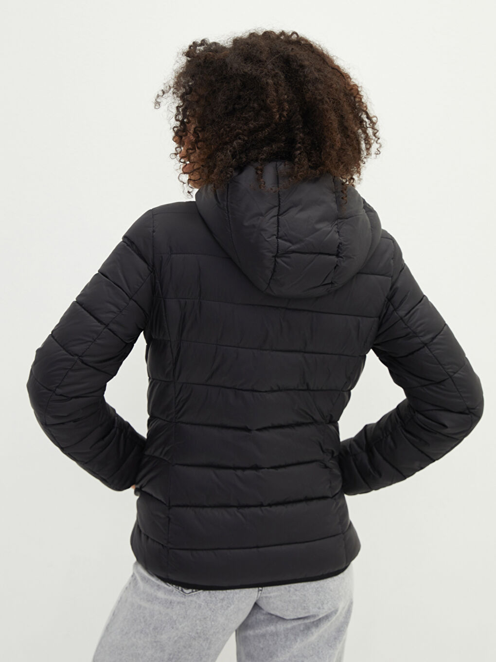 Siyah Kapüşonlu Düz Uzun Kollu Cep Detaylı Kadın Şişme Mont-5