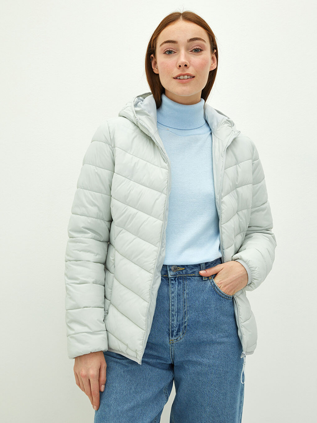 Gri Kapüşonlu Düz Uzun Kollu Cep Detaylı Kadın Şişme Mont-1