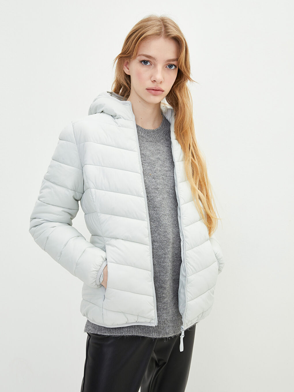 Gri Kapüşonlu Düz Uzun Kollu Cep Detaylı Kadın Şişme Mont