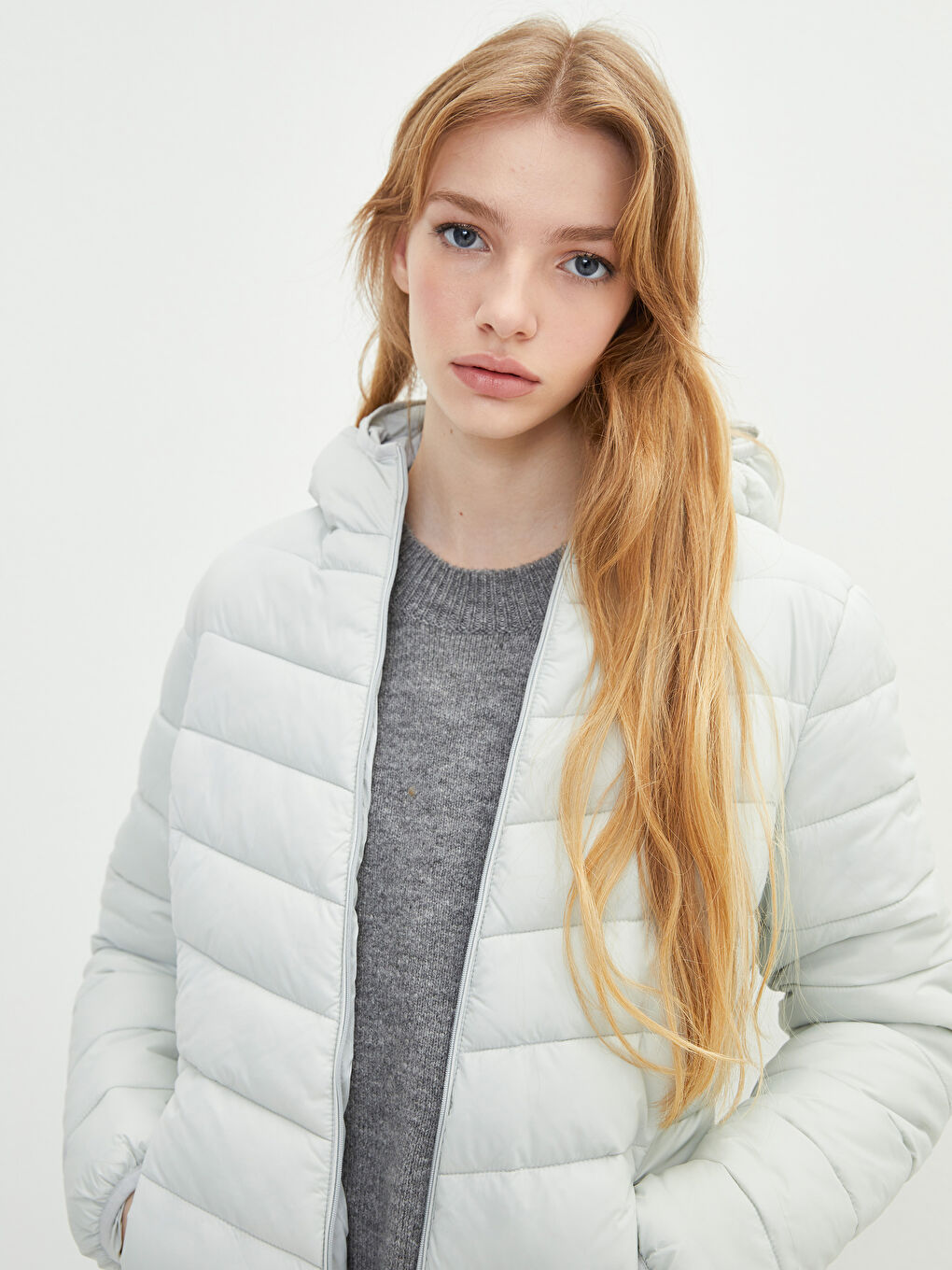 Gri Kapüşonlu Düz Uzun Kollu Cep Detaylı Kadın Şişme Mont-2