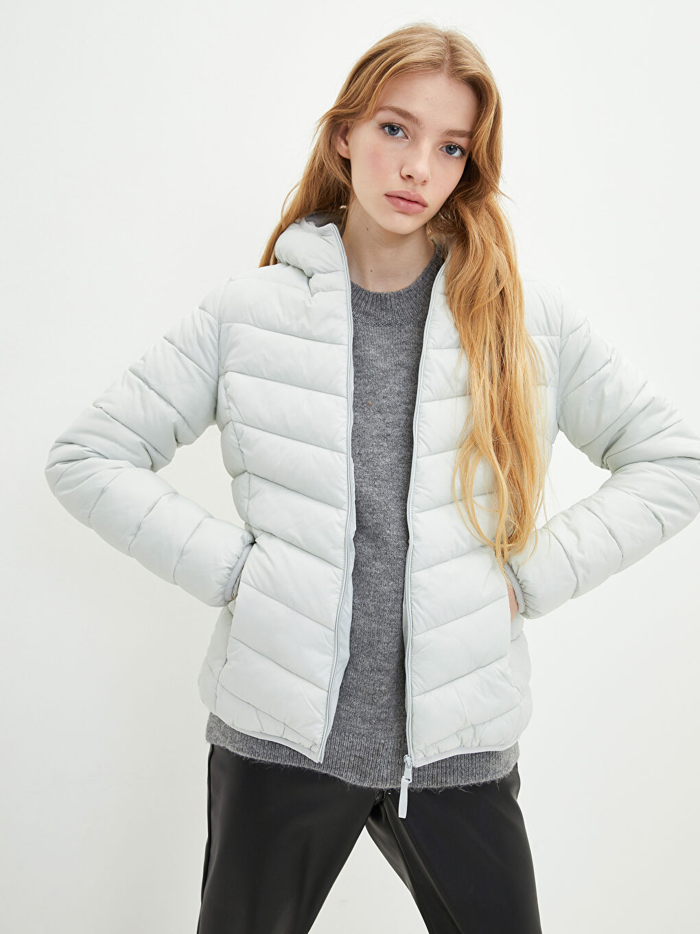 Gri Kapüşonlu Düz Uzun Kollu Cep Detaylı Kadın Şişme Mont-4