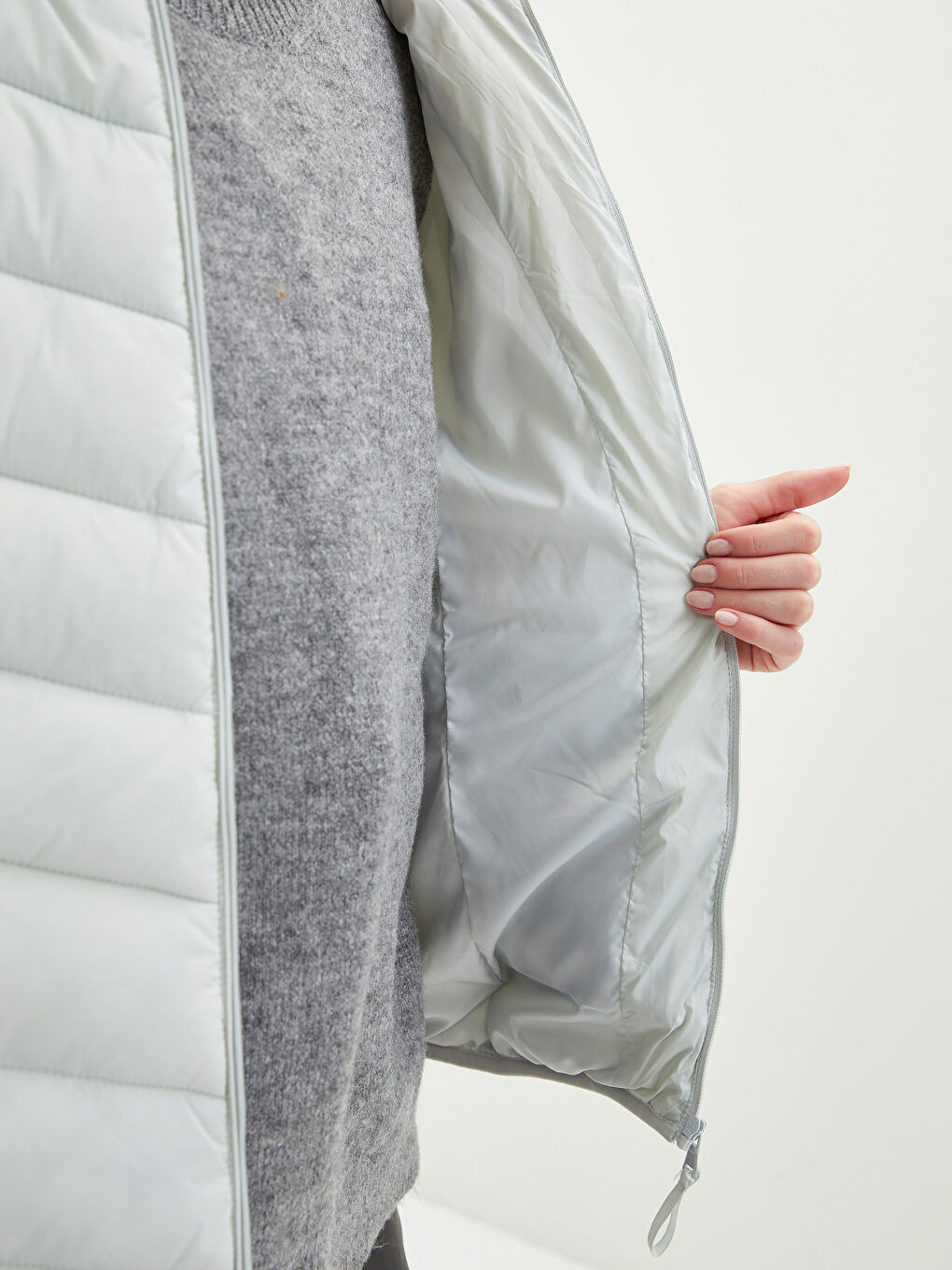 Gri Kapüşonlu Düz Uzun Kollu Cep Detaylı Kadın Şişme Mont-6