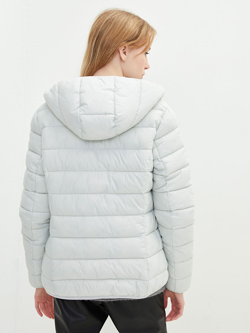 Gri Kapüşonlu Düz Uzun Kollu Cep Detaylı Kadın Şişme Mont-10