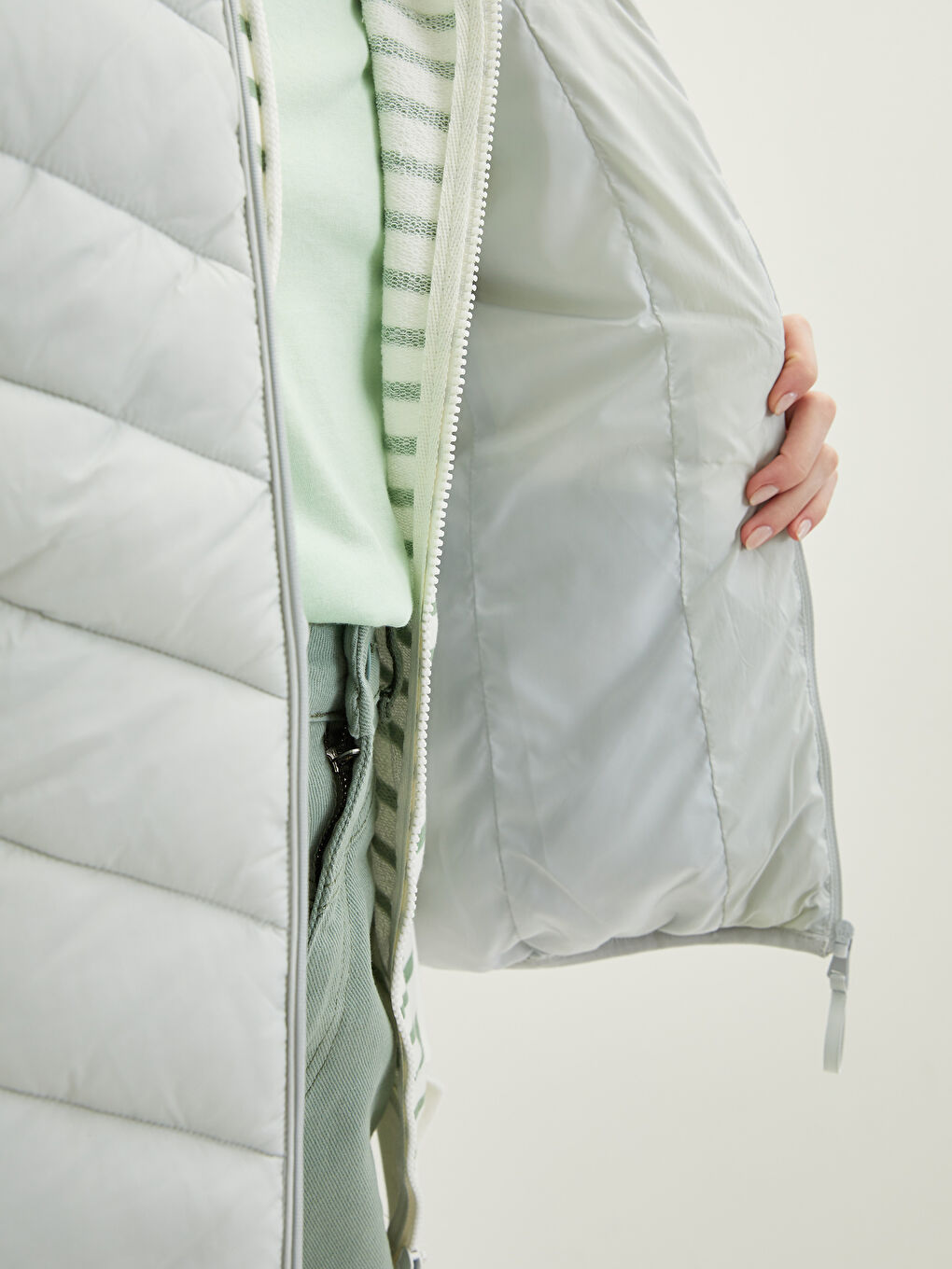 Hooded Plain Pocket Detailed Women's Inflatable Vest-4