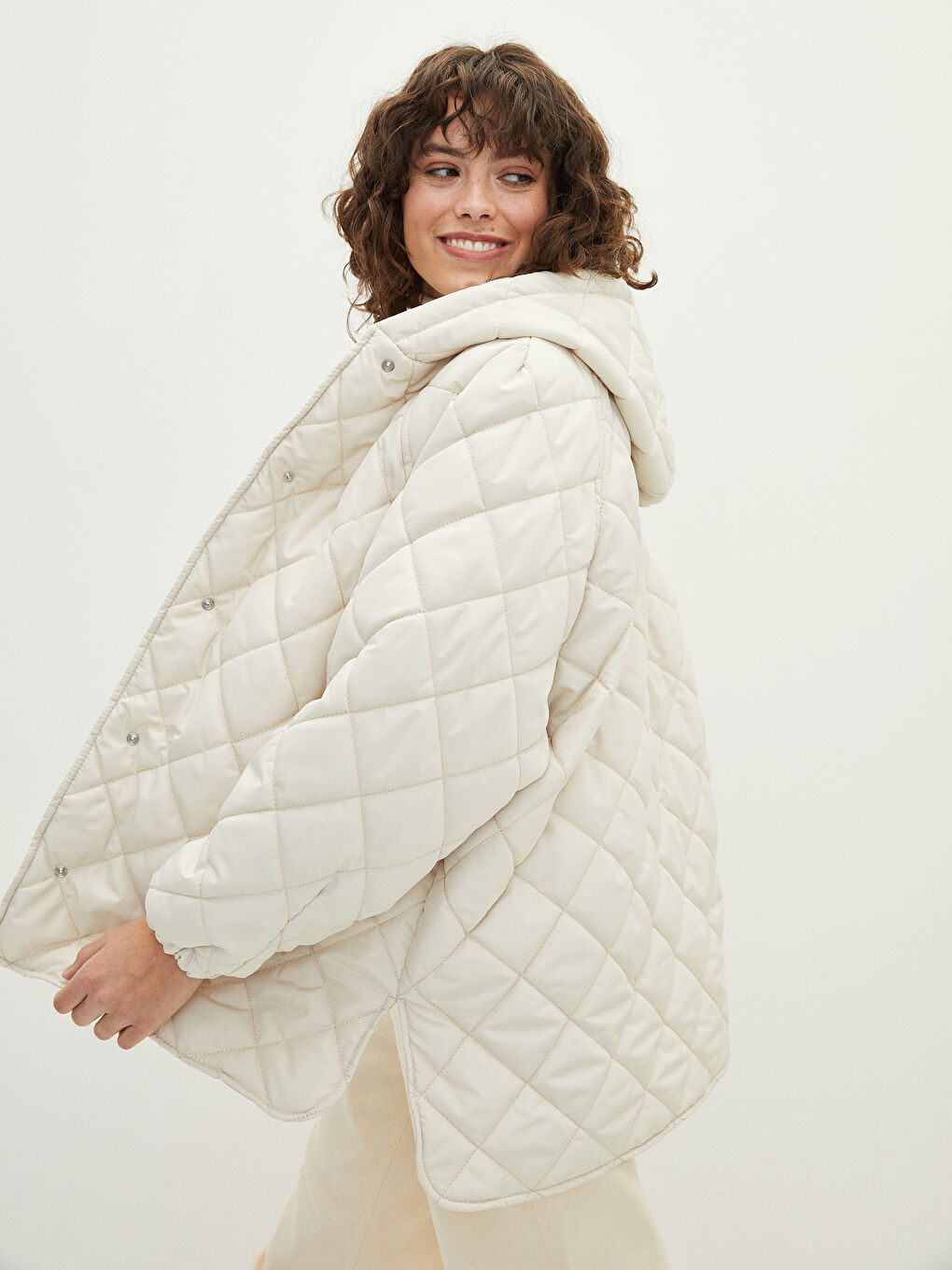 Bej Kapüşonlu Kapitone Desenli Uzun Kollu Kadın Şişme Mont