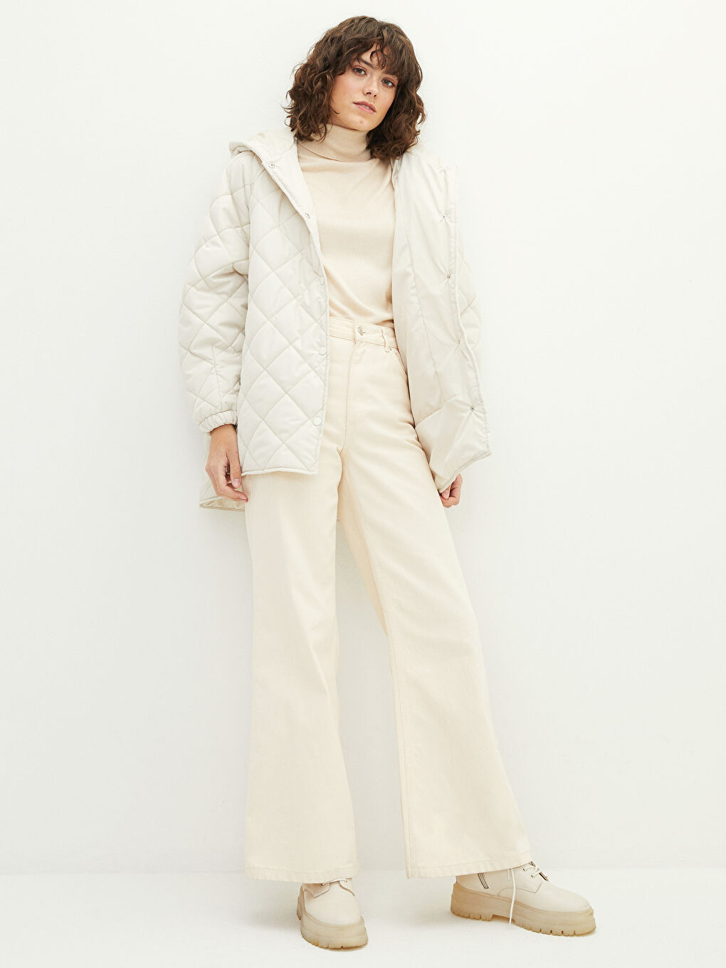 Bej Kapüşonlu Kapitone Desenli Uzun Kollu Kadın Şişme Mont-3