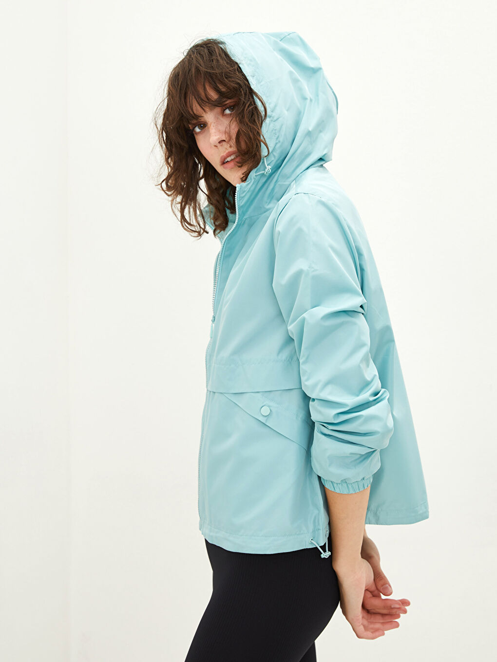 Yeşil Kapüşonlu Düz Cep Detaylı Uzun Kollu Kadın Yağmurluk-1