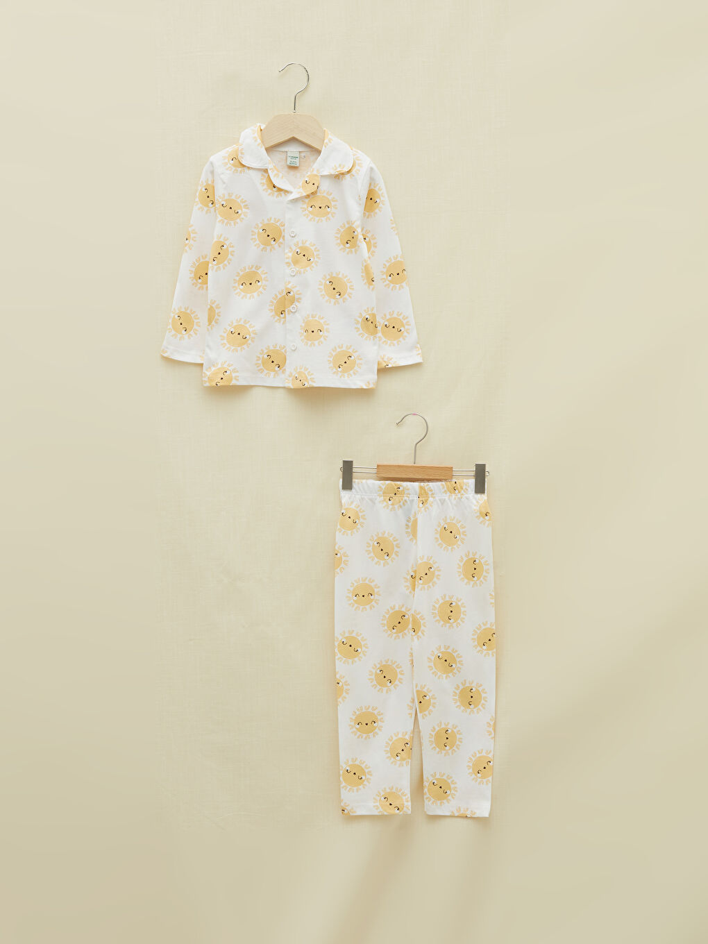 طقم بيجامة مطبوع بياقة بولو وكم طويل للبنات الصغيرات