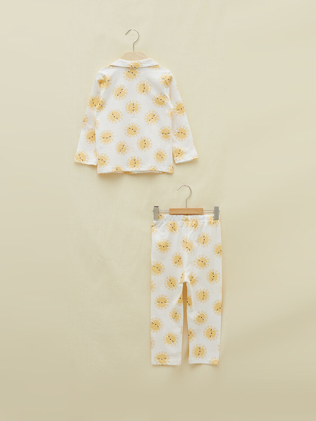 طقم بيجامة مطبوع بياقة بولو وكم طويل للبنات الصغيرات-1