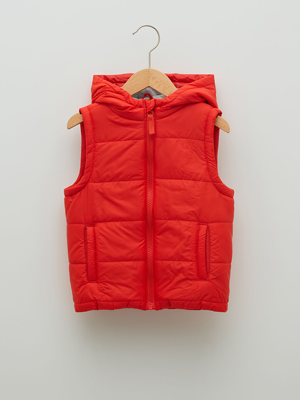 კაპიუშონიანი ბიჭის ელვაშესაკრავი გასაბერი ჟილეტი