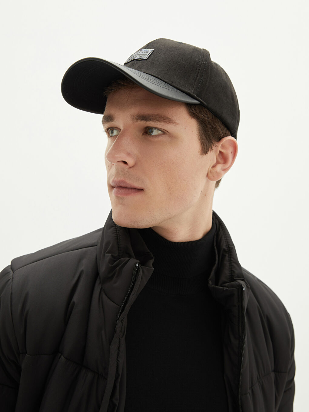 Siyah Süet Görünümlü Etiket Baskılı Erkek Kep Şapka