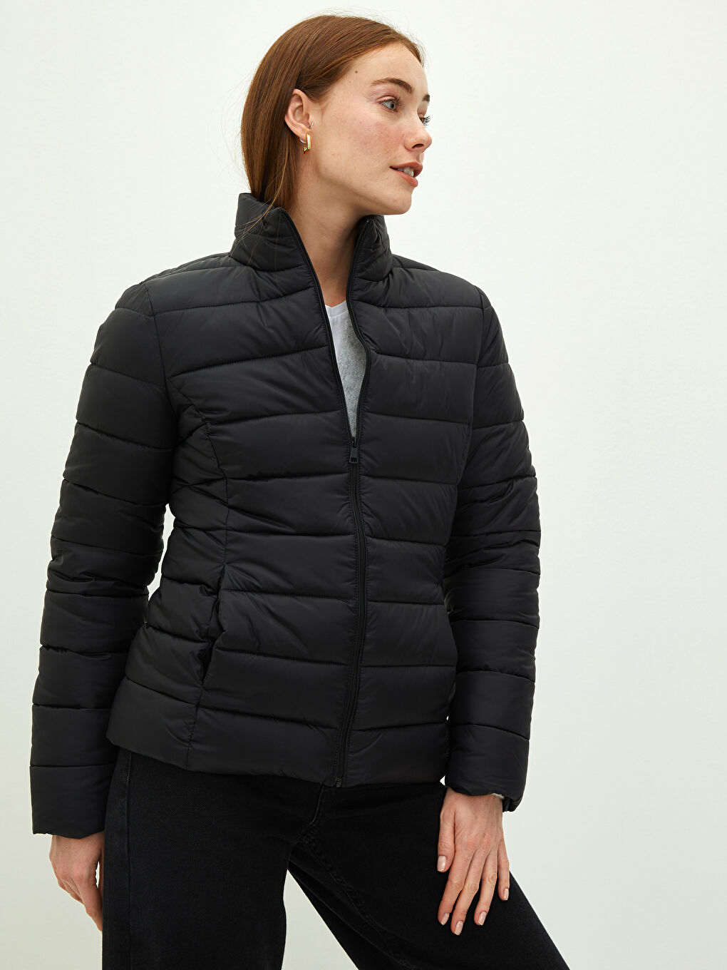 Siyah Dik Yaka Düz Uzun Kollu Cep Detaylı Kadın Şişme Mont-1