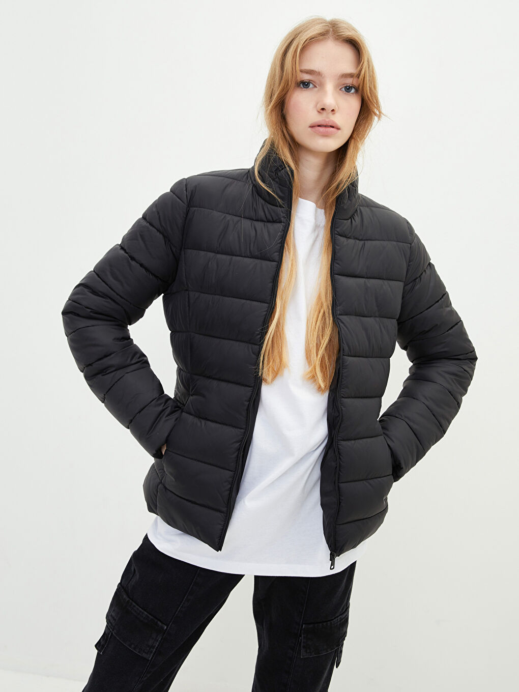 Siyah Dik Yaka Düz Uzun Kollu Cep Detaylı Kadın Şişme Mont