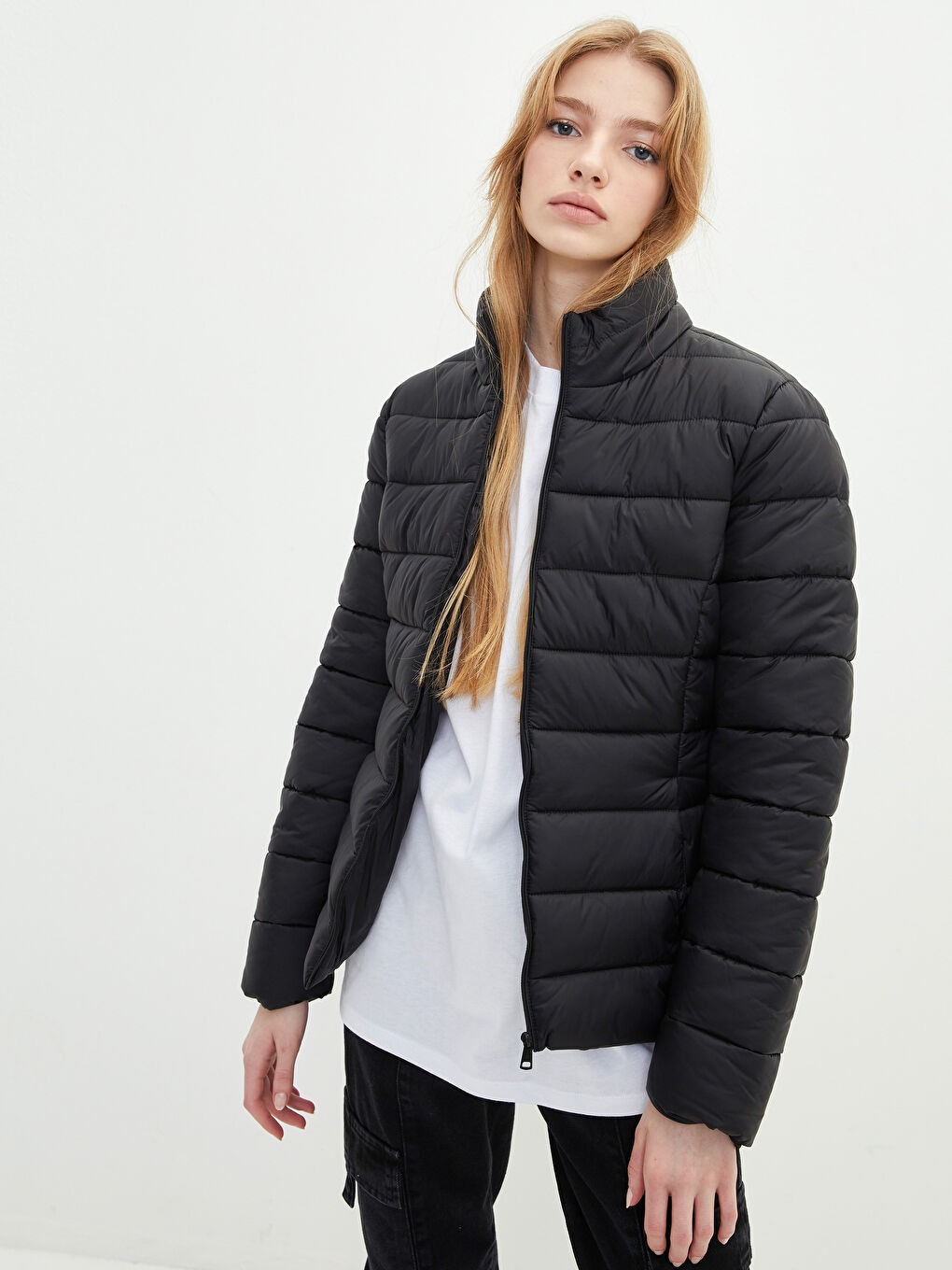 Siyah Dik Yaka Düz Uzun Kollu Cep Detaylı Kadın Şişme Mont-2