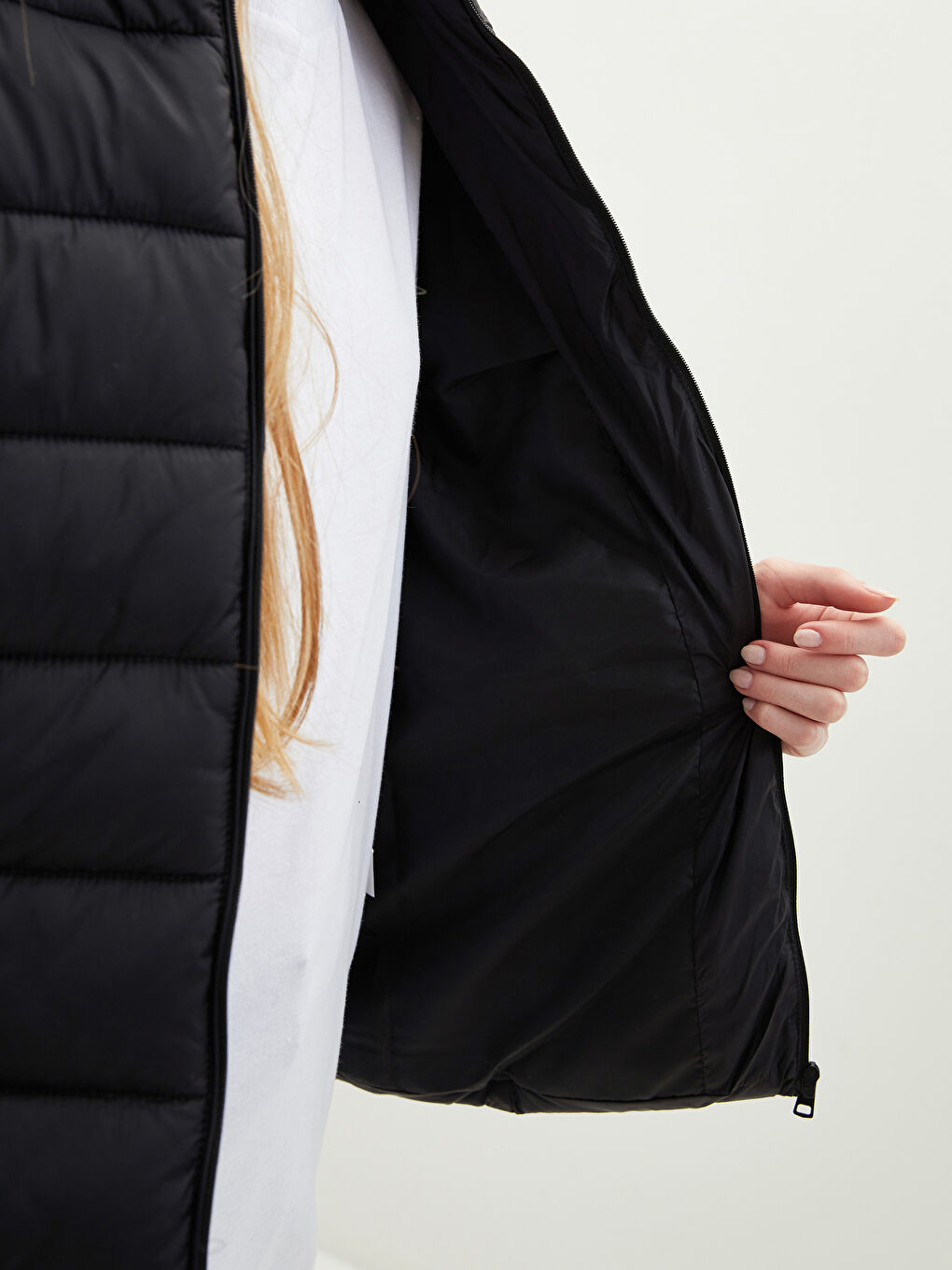 Siyah Dik Yaka Düz Uzun Kollu Cep Detaylı Kadın Şişme Mont-4