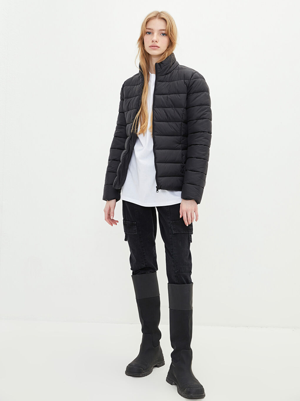 Siyah Dik Yaka Düz Uzun Kollu Cep Detaylı Kadın Şişme Mont-6