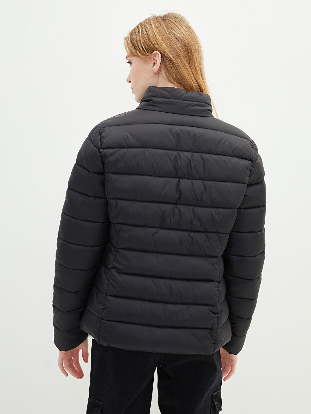 Siyah Dik Yaka Düz Uzun Kollu Cep Detaylı Kadın Şişme Mont-8