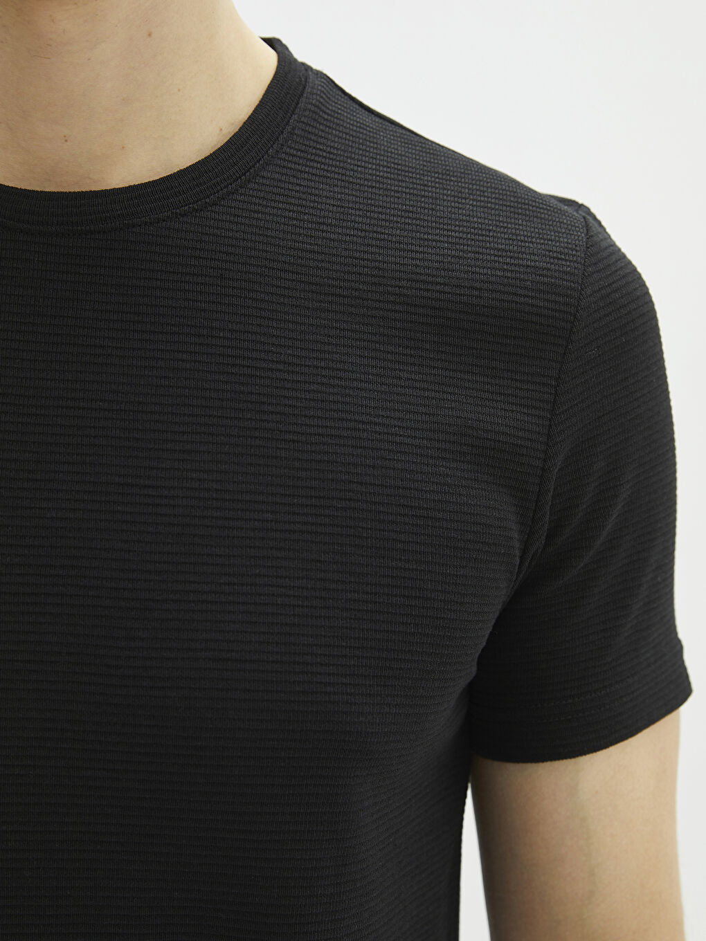 Siyah Bisiklet Yaka Penye Erkek Tişört-3