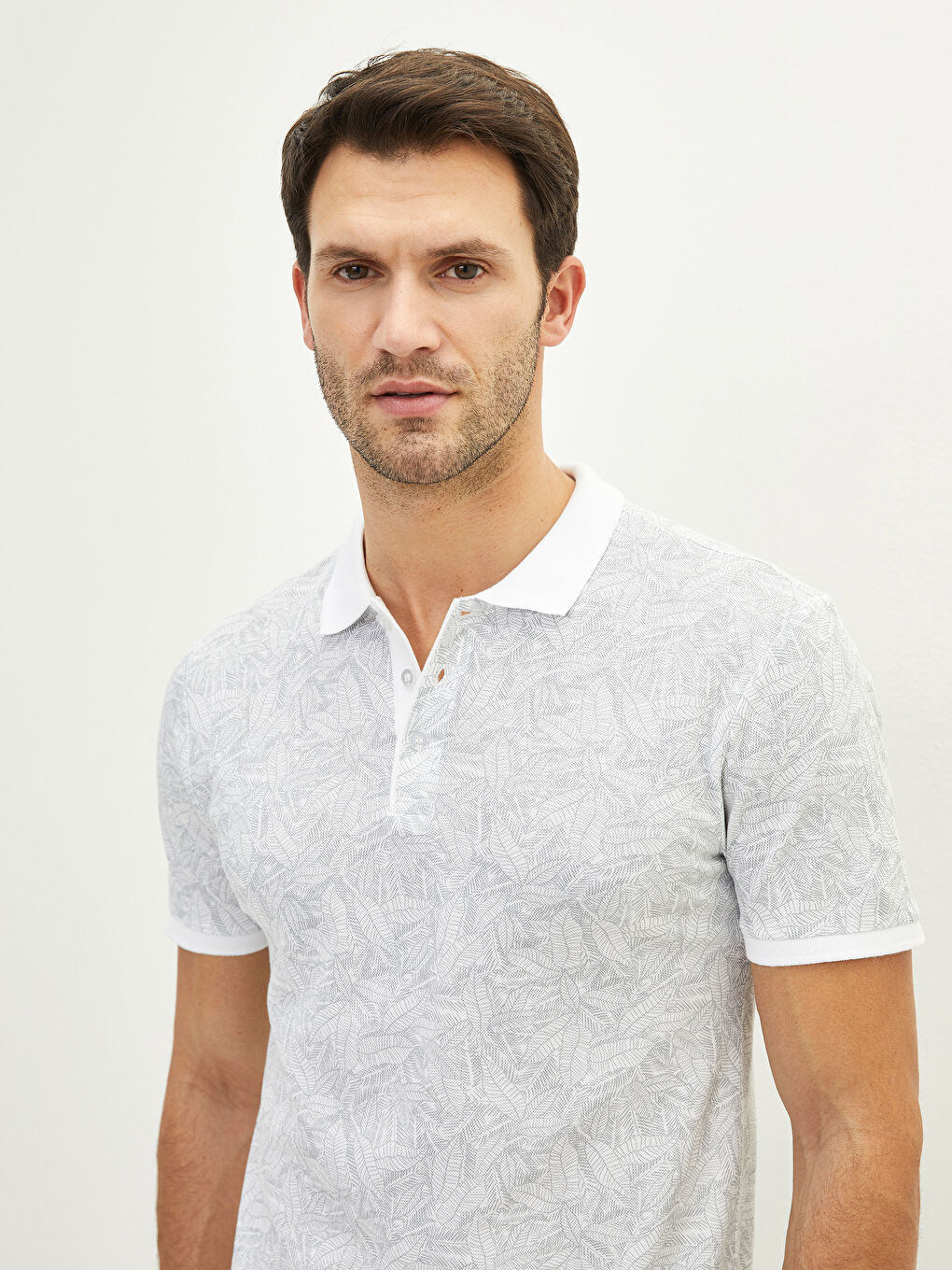 تي شيرت رجالي بياقة بولو وكم قصير منقوش