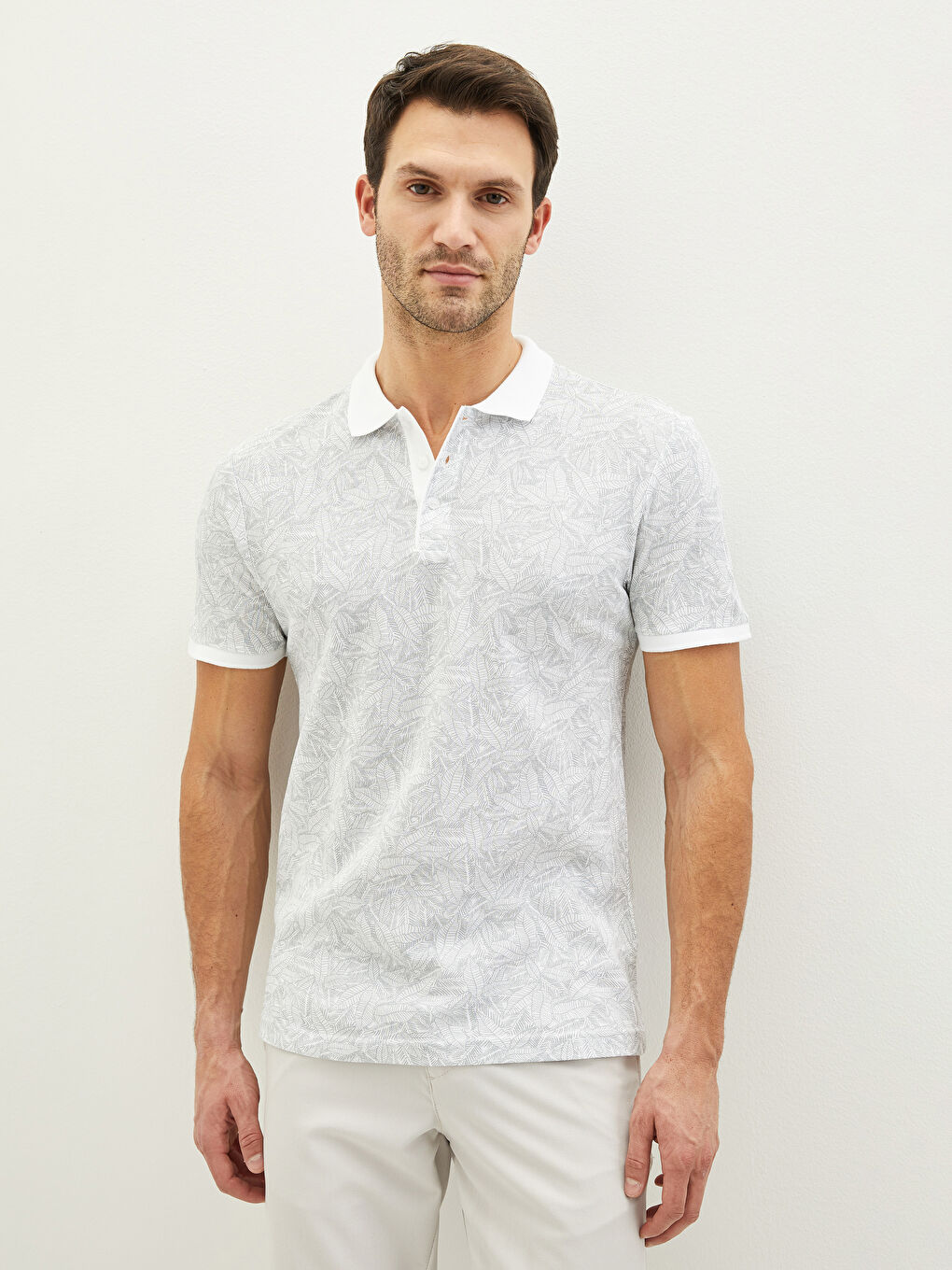 تي شيرت رجالي بياقة بولو وكم قصير منقوش-1