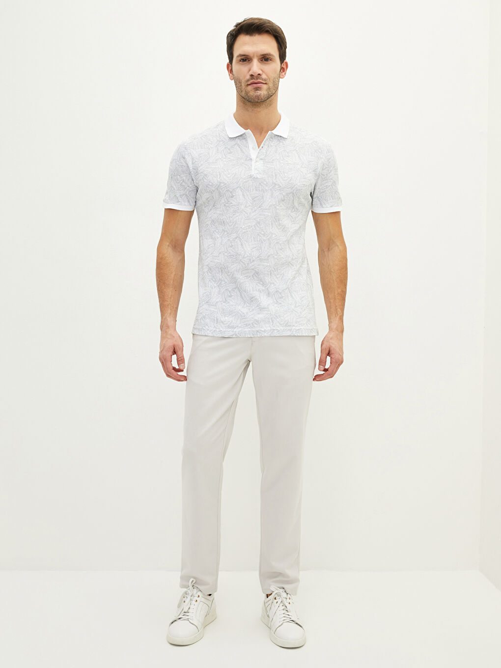 تي شيرت رجالي بياقة بولو وكم قصير منقوش-2