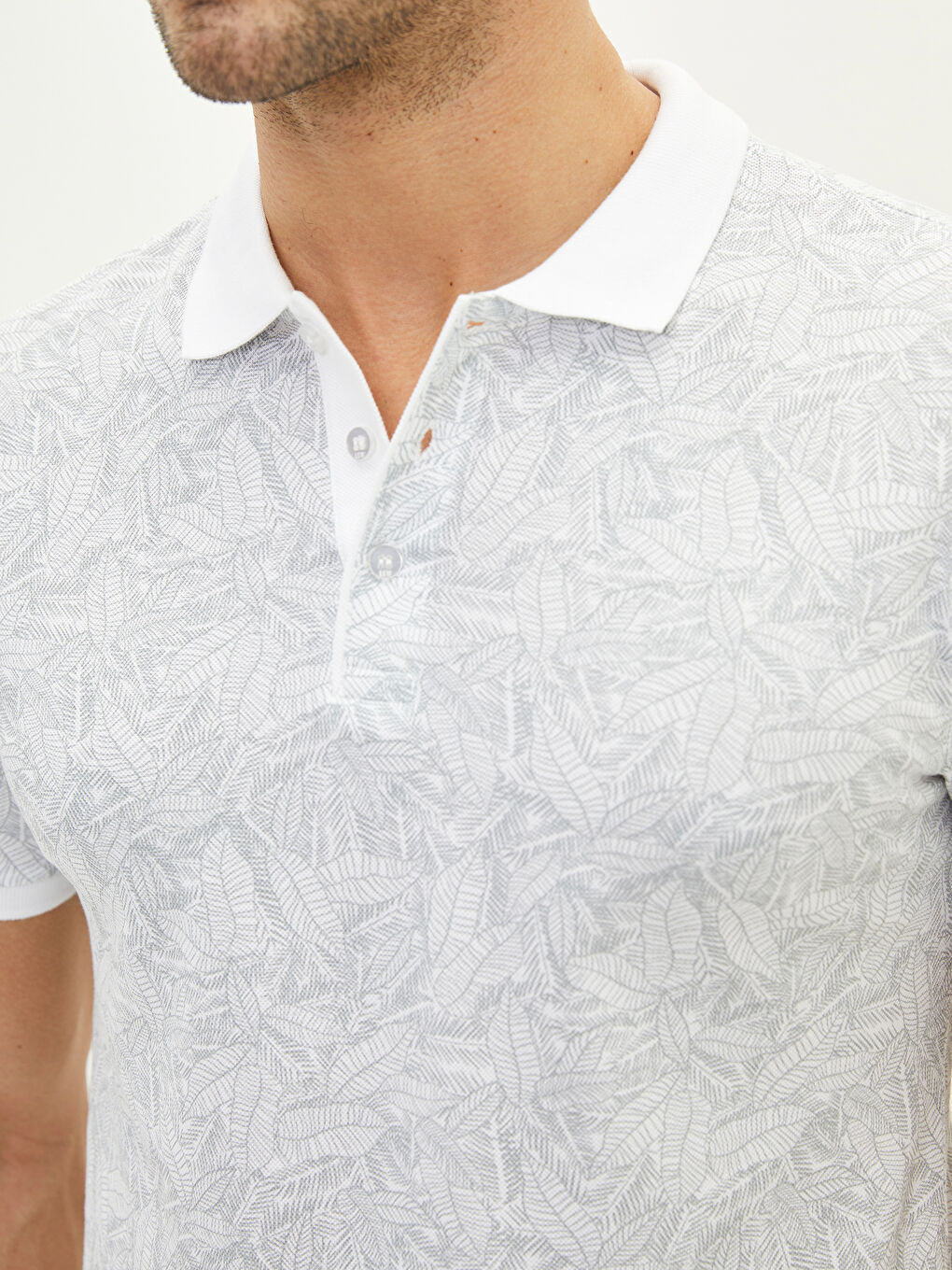 تي شيرت رجالي بياقة بولو وكم قصير منقوش-3