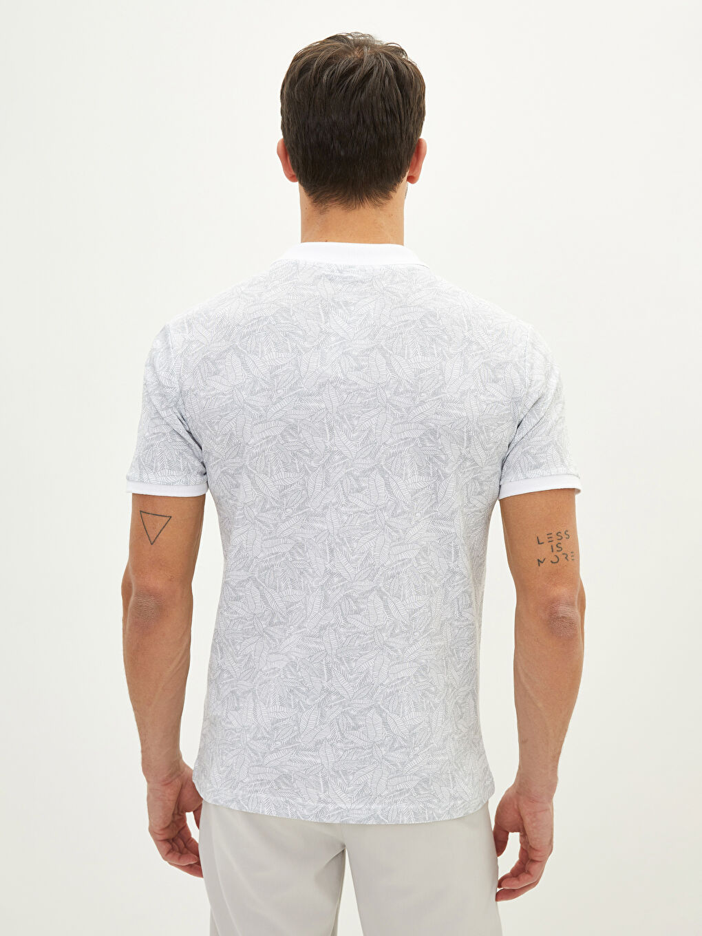 تي شيرت رجالي بياقة بولو وكم قصير منقوش-4