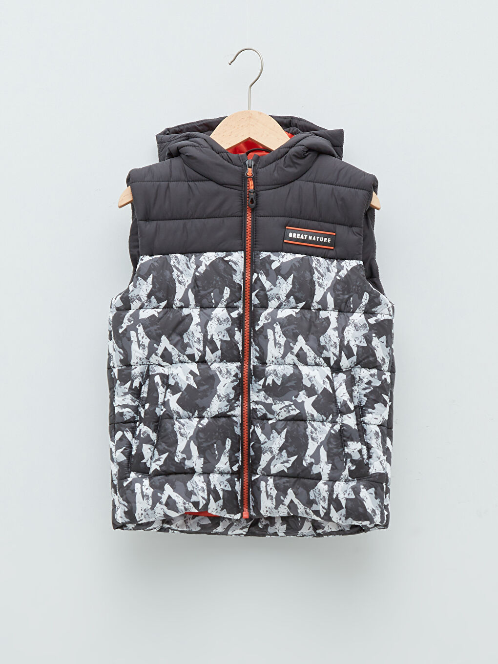 Siyah Kapüşonlu Baskılı Kolsuz Erkek Çocuk Yelek