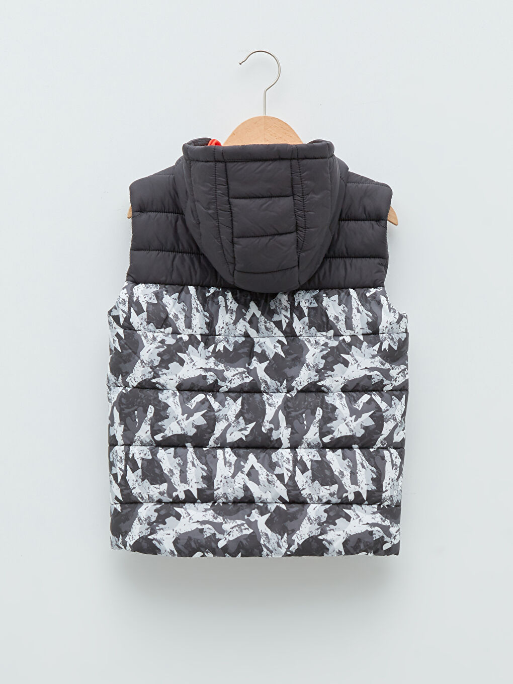 Siyah Kapüşonlu Baskılı Kolsuz Erkek Çocuk Yelek-1