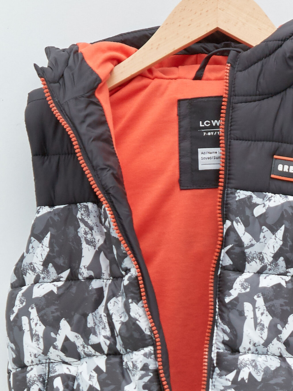 Siyah Kapüşonlu Baskılı Kolsuz Erkek Çocuk Yelek-2