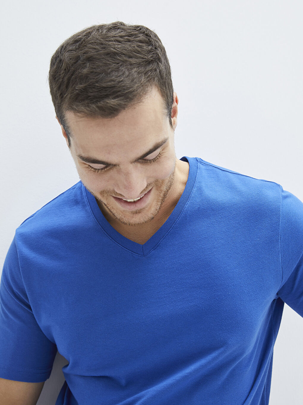 Mavi V Yaka Kısa Kollu Penye Erkek Tişört