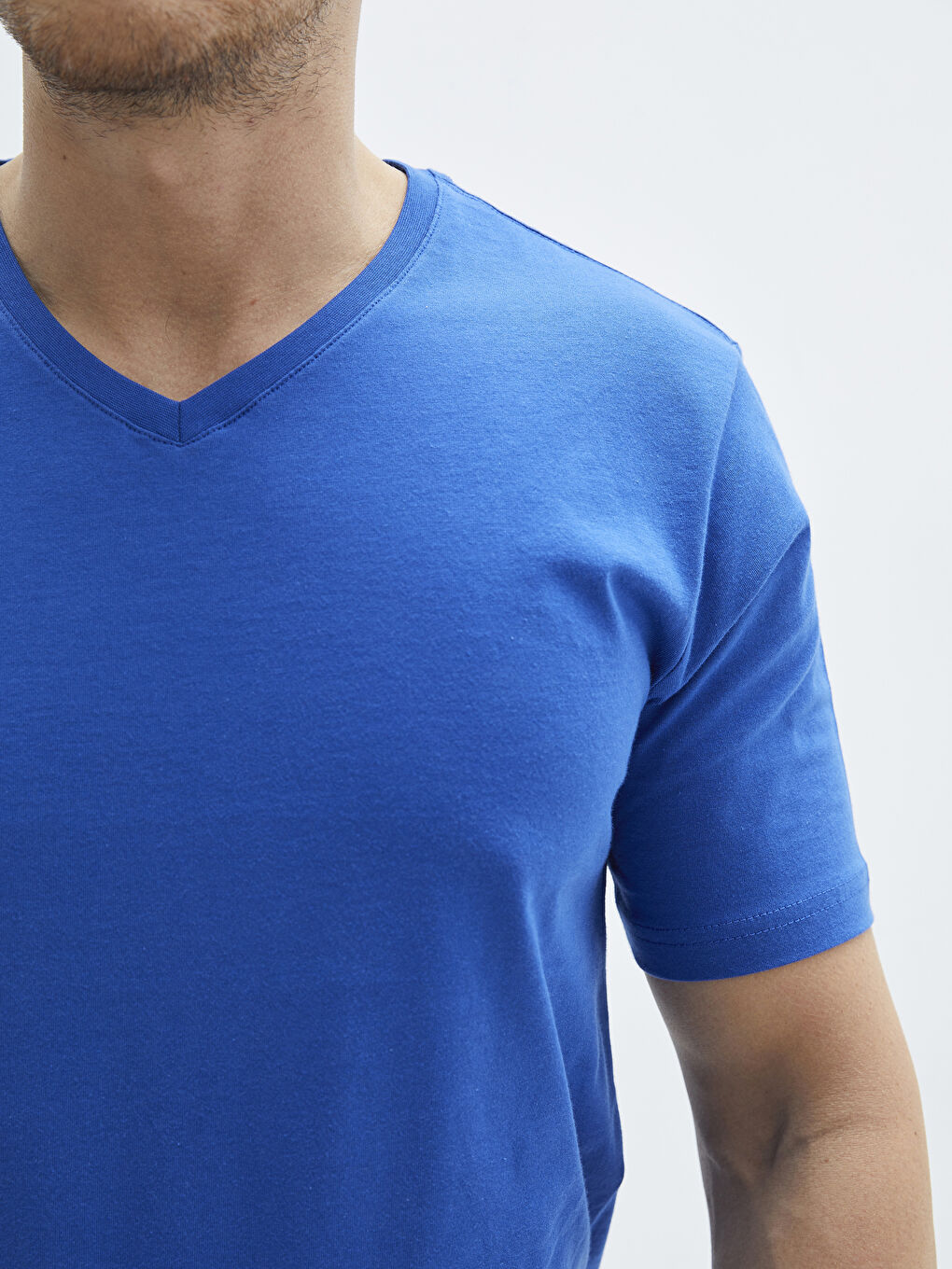 Mavi V Yaka Kısa Kollu Penye Erkek Tişört-3