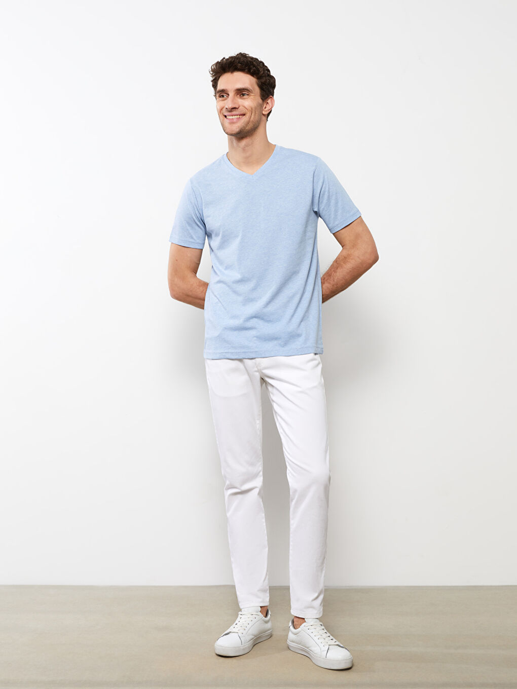 Mavi V Yaka Kısa Kollu Penye Erkek Tişört