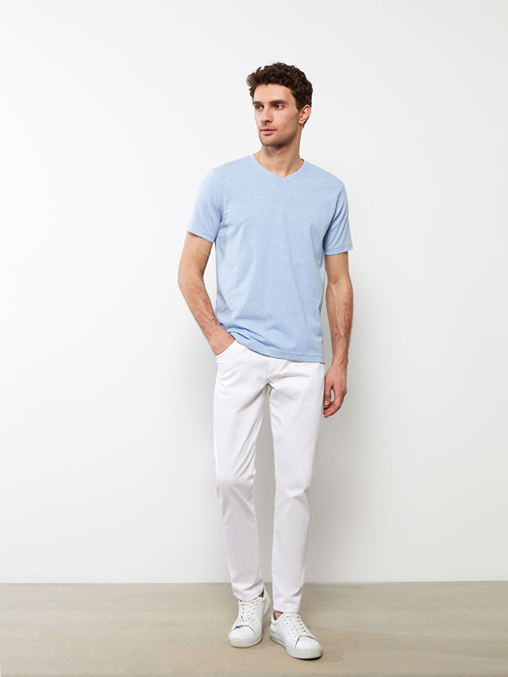 Mavi V Yaka Kısa Kollu Penye Erkek Tişört-1