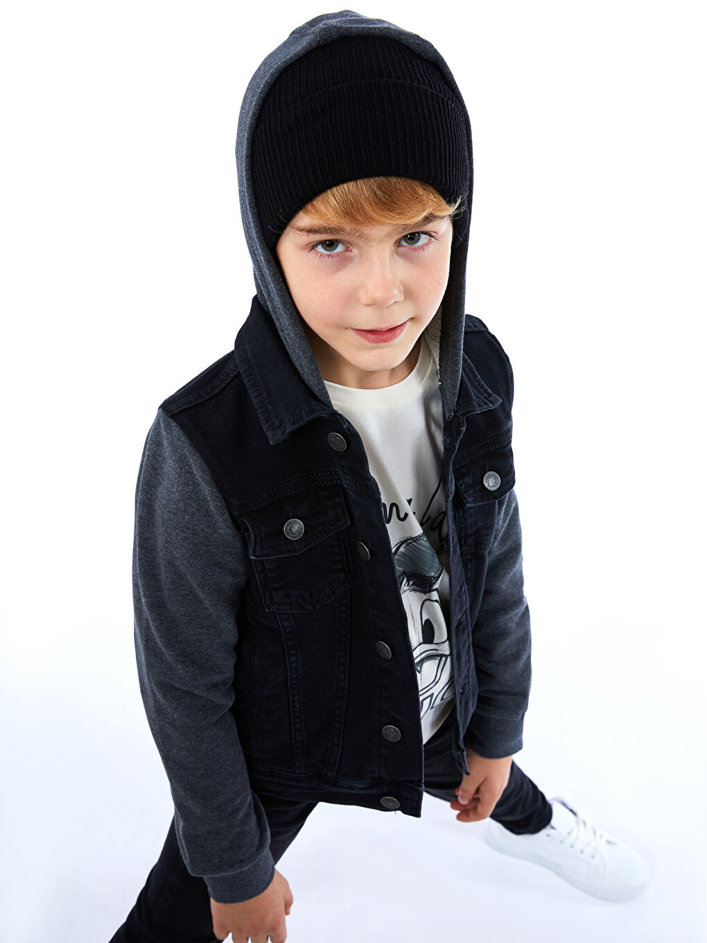 Siyah Kapüşonlu Uzun Kollu Erkek Çocuk Jean Ceket