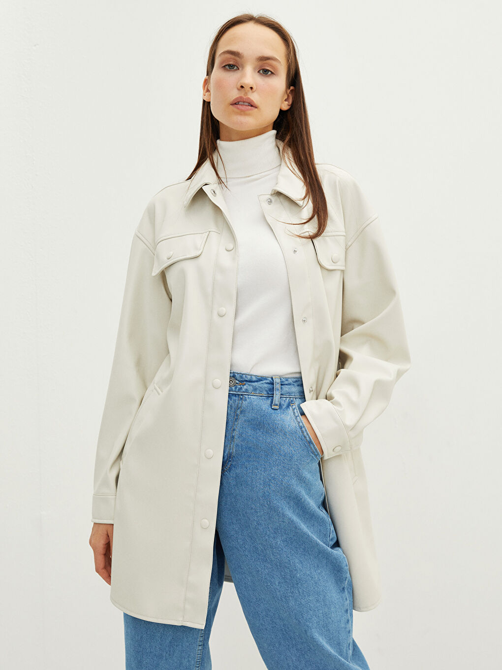LCW Modest Manteau en simili cuir à col de chemise droit, manches longues et détails de poche pour Femmes -S20977Z8-RTU
