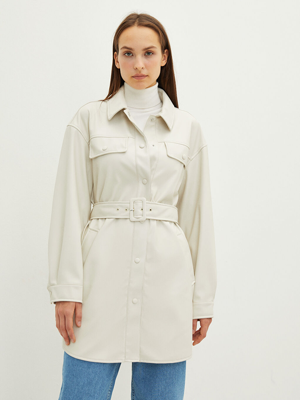 LCW Modest Manteau en simili cuir à col de chemise droit, manches longues et détails de poche pour Femmes -S20977Z8-RTU