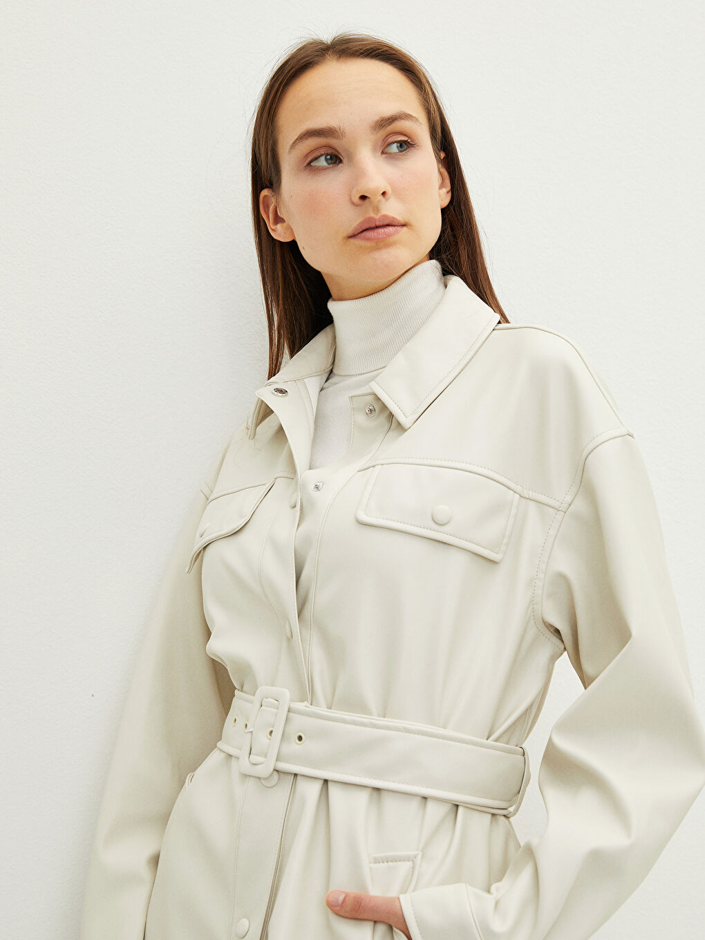 LCW Modest Manteau en simili cuir à col de chemise droit, manches longues et détails de poche pour Femmes -S20977Z8-RTU