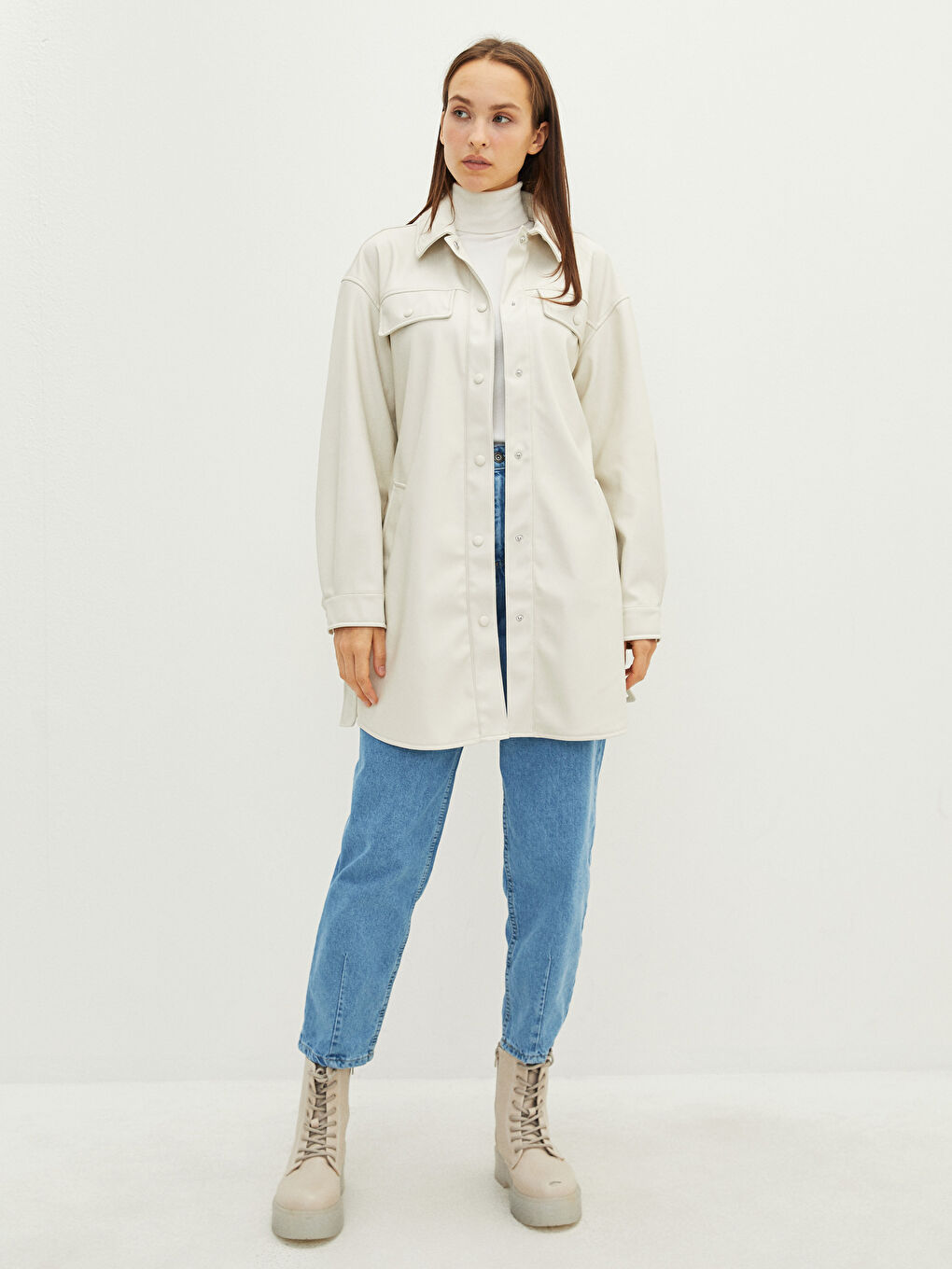LCW Modest Manteau en simili cuir à col de chemise droit, manches longues et détails de poche pour Femmes -S20977Z8-RTU