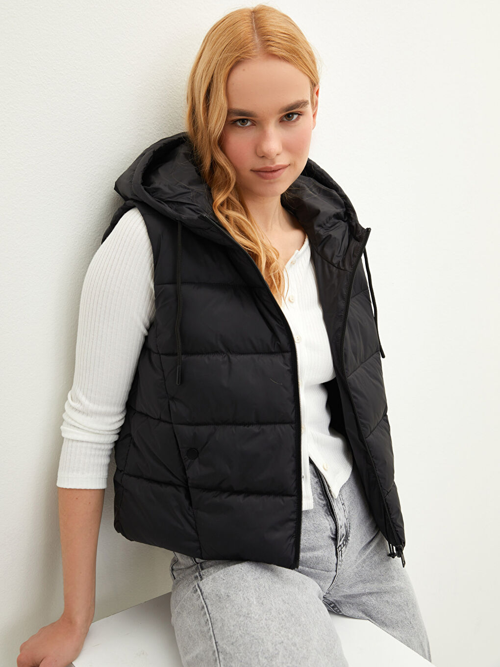 Siyah Kapüşon Yaka Düz Cep Detaylı Kadın Şişme Yelek-1