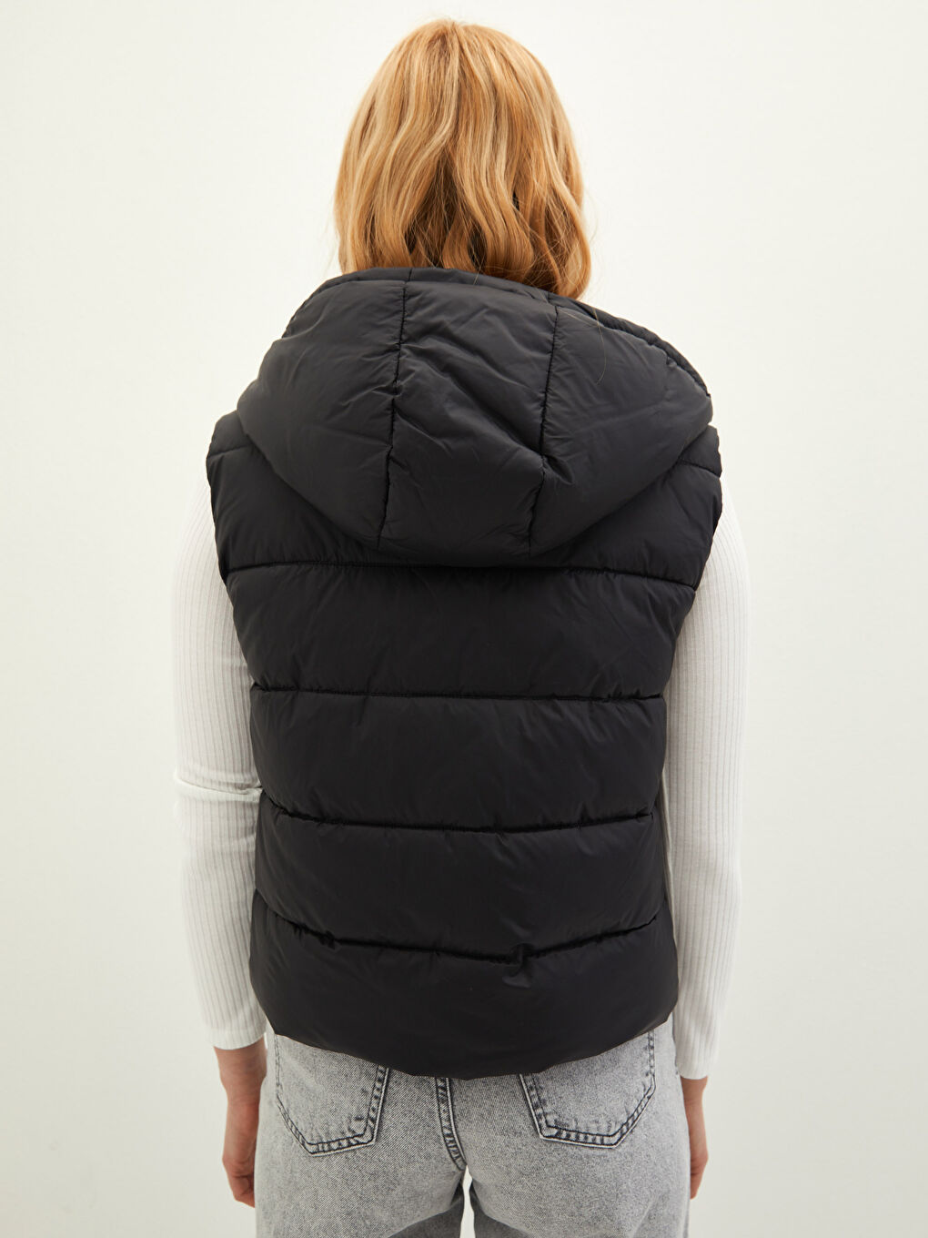 Siyah Kapüşon Yaka Düz Cep Detaylı Kadın Şişme Yelek-4