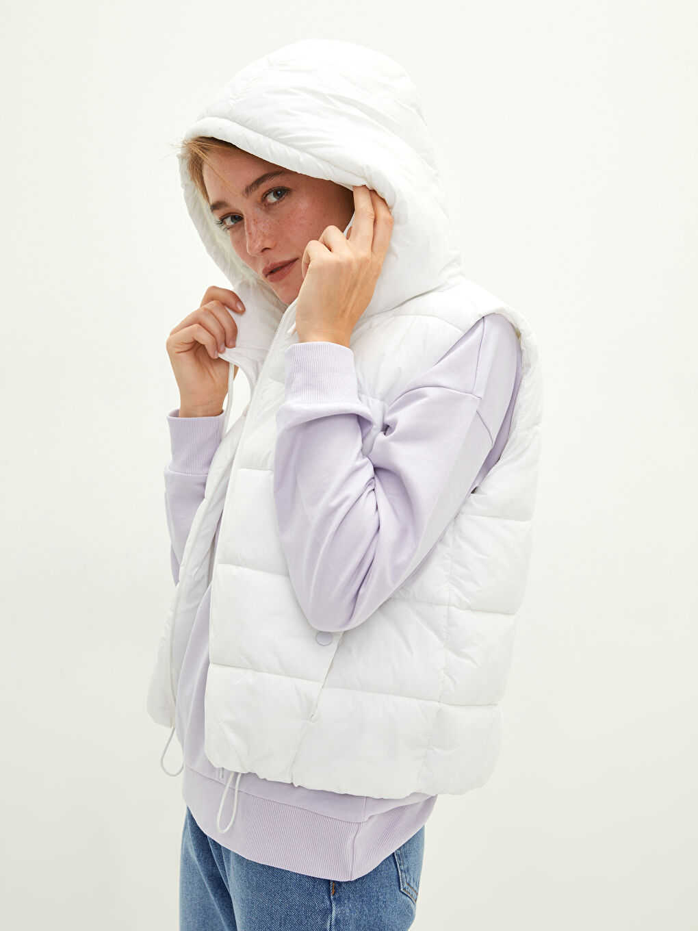 Beyaz Kapüşonlu Düz Cep Detaylı Kadın Şişme Yelek-1