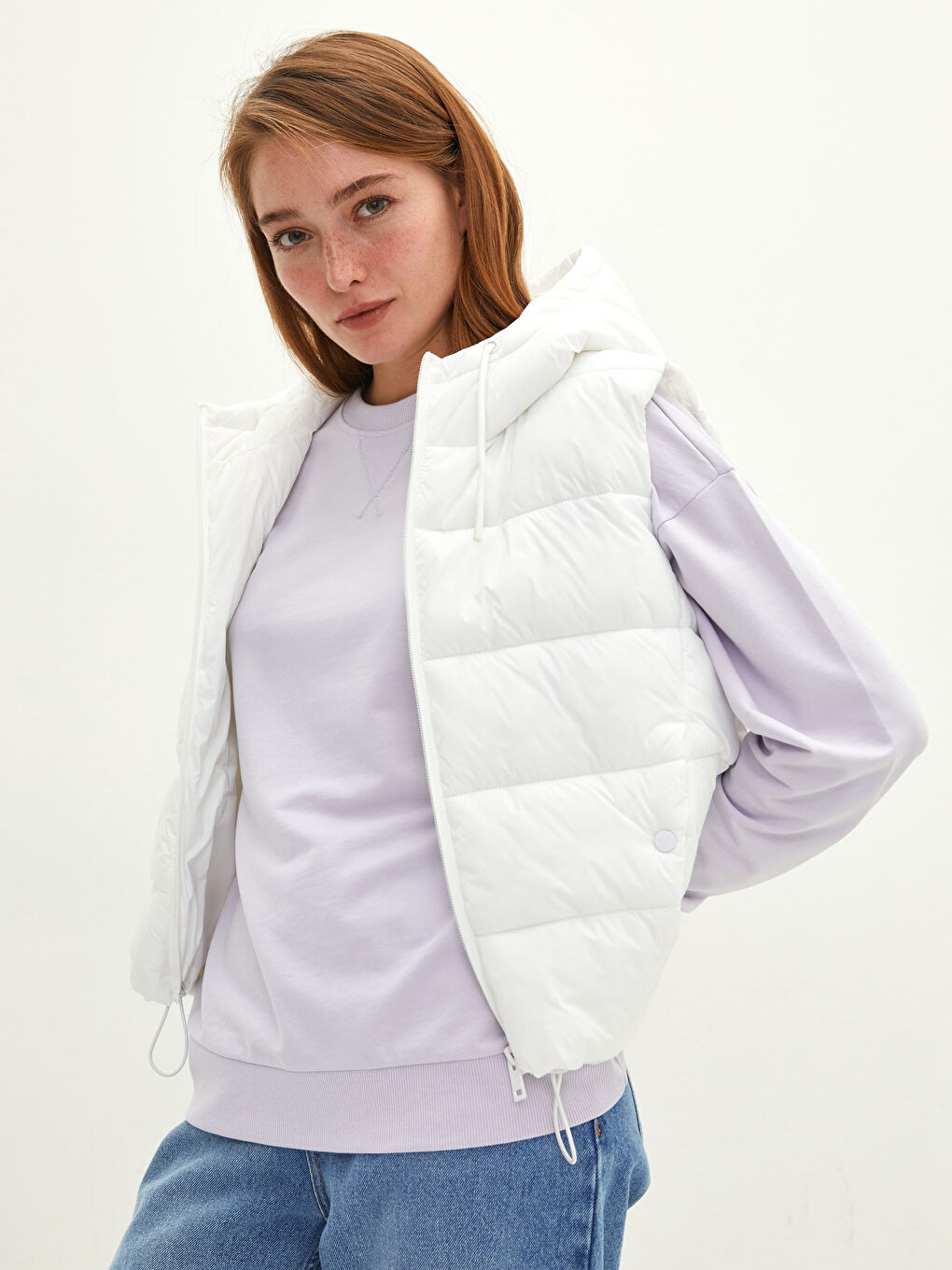 Beyaz Kapüşonlu Düz Cep Detaylı Kadın Şişme Yelek-3