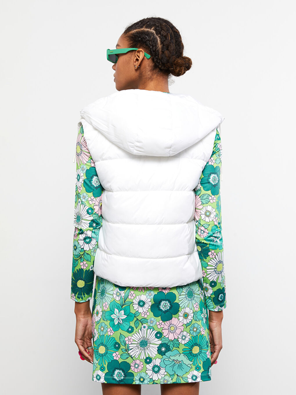 Beyaz Kapüşonlu Düz Cep Detaylı Kadın Şişme Yelek-10