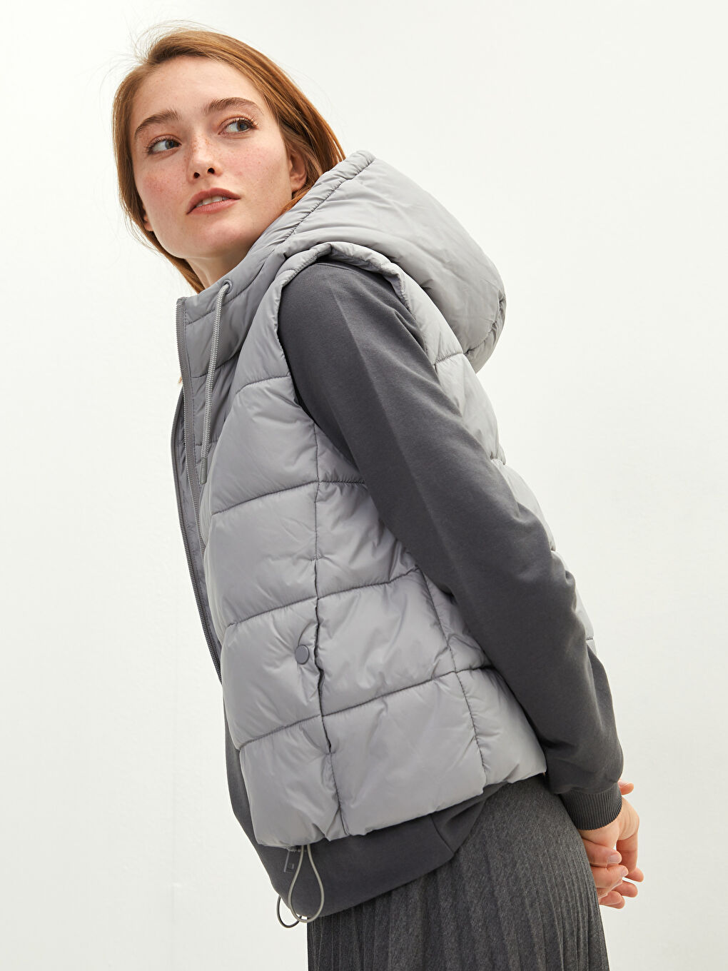 Gri Kapüşon Yaka Düz Cep Detaylı Kadın Şişme Yelek